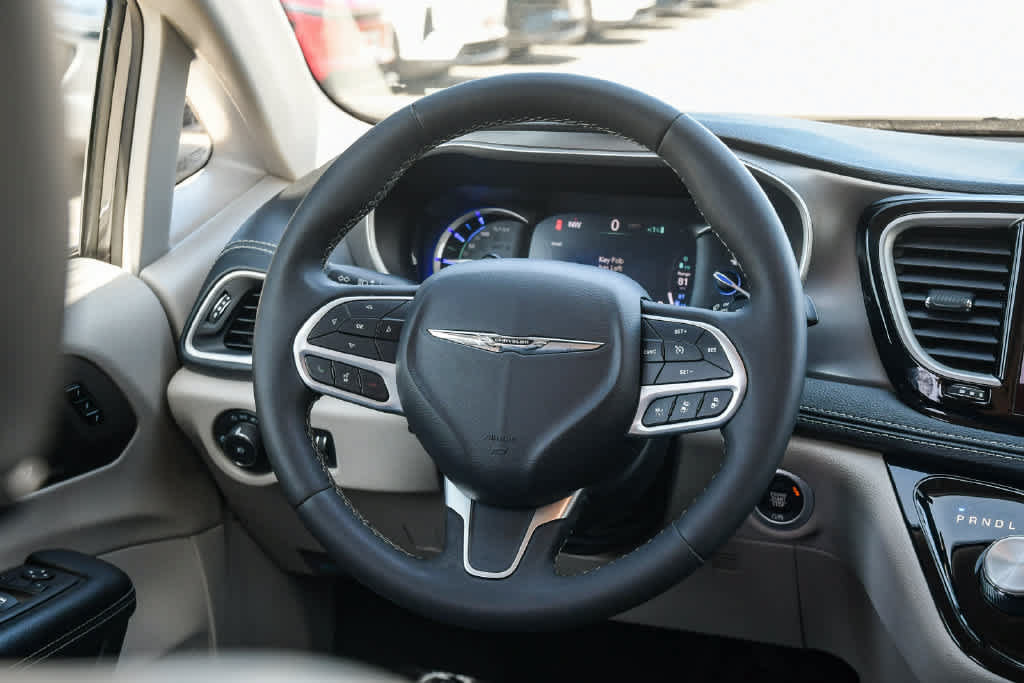 Used 2023 Chrysler Pacifica Touring-L FWD image 12