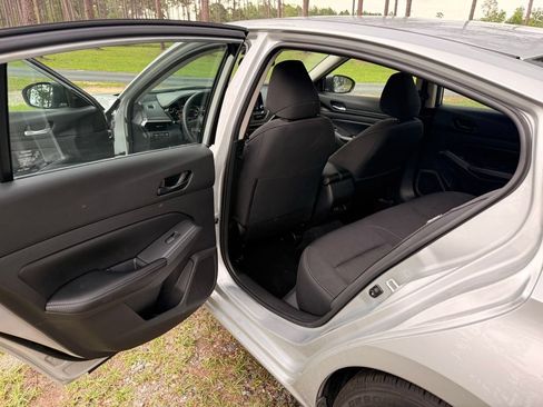 Used 2024 Nissan Altima 2.5 SV FWD image 24