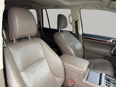Used 2016 Lexus GX 460 w/ Premium Package AWD/4WD image 32