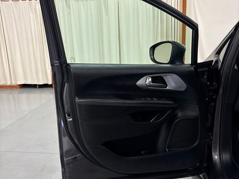Used 2021 Chrysler Pacifica Touring w/ S Appearance Package FWD image 18