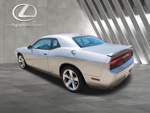 Used 2014 Dodge Challenger R/T RWD image 2