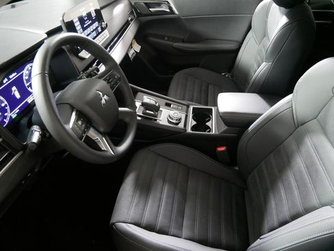 New 2025 Mitsubishi Outlander SE image 4