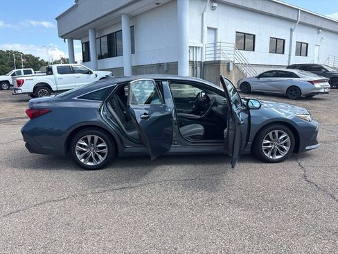 Used 2022 Toyota Avalon XLE w/ Moonroof Package FWD image 8