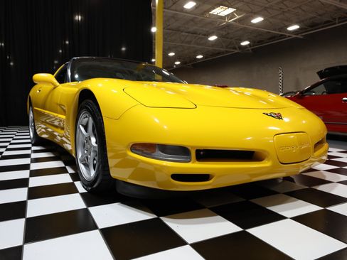 Used 2000 Chevrolet Corvette Coupe w/ Memory Pkg RWD image 19