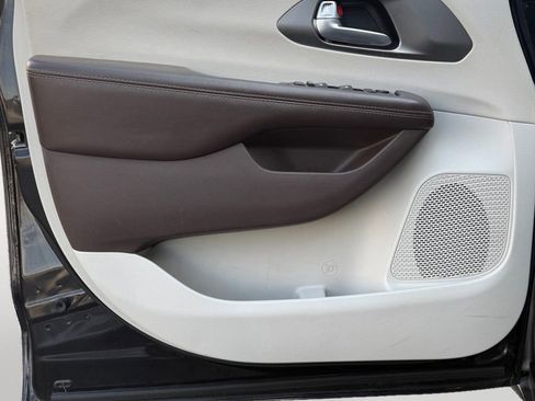 Used 2020 Chrysler Voyager Lxi image 13