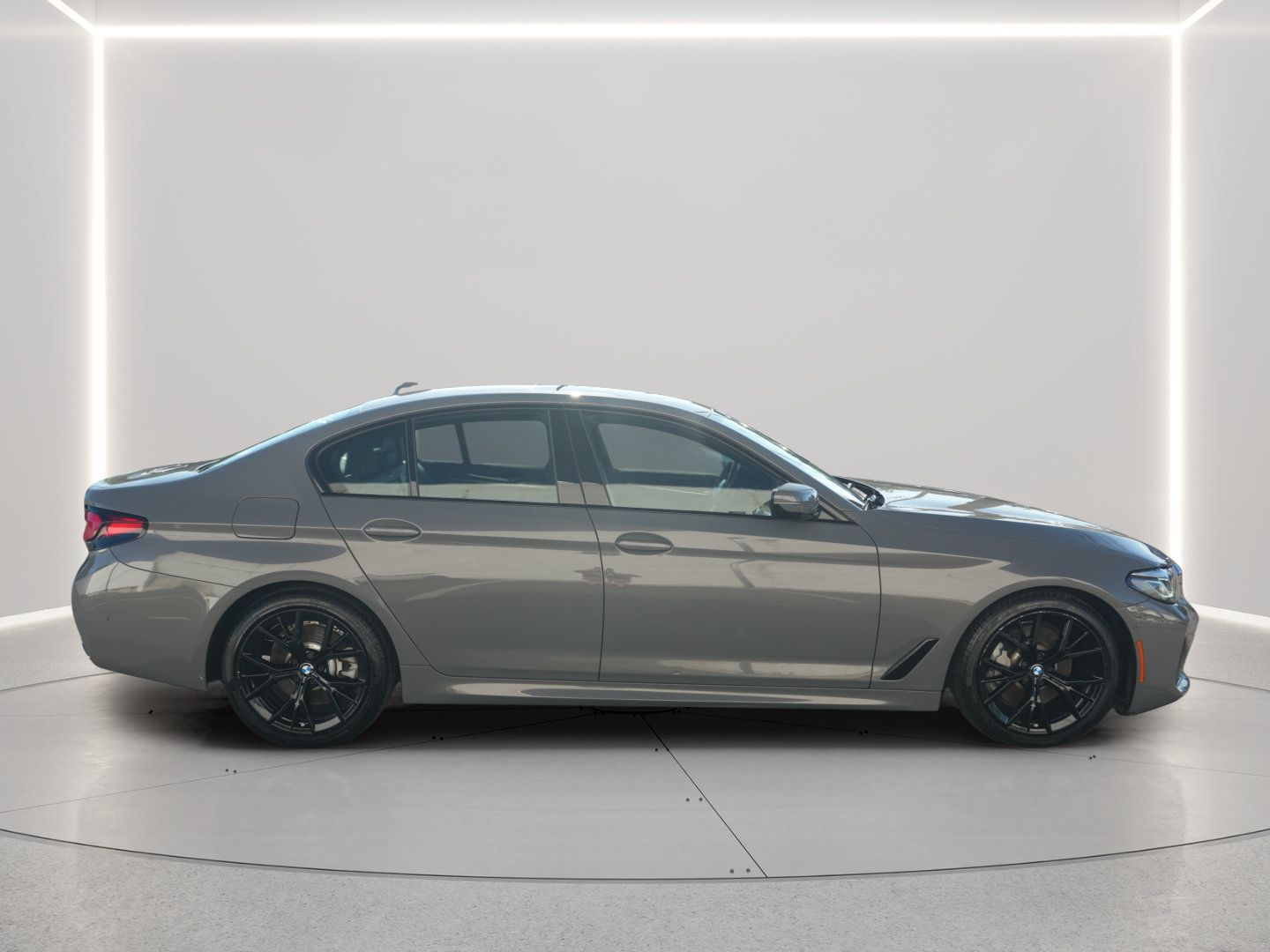 Used 2021 BMW 530i xDrive w/ M Sport Package AWD/4WD image 6