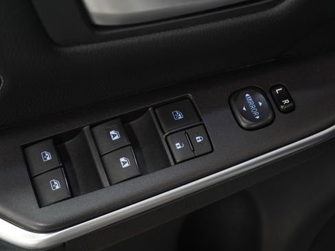 Used 2016 Toyota Camry XLE w/ Moonroof Package image 20