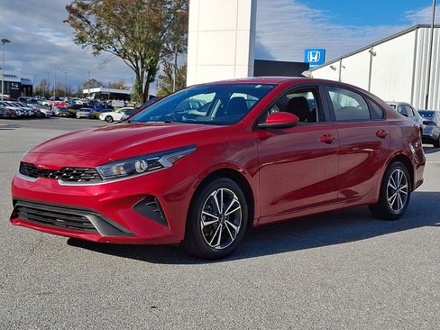 Certified 2023 Kia Forte LXS image 3