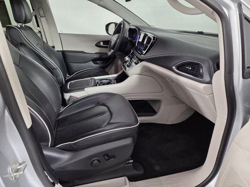 Certified 2024 Chrysler Pacifica Limited image 33