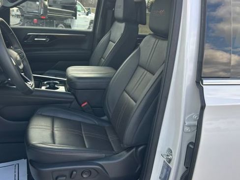 Used 2025 Chevrolet Suburban High Country AWD/4WD image 20