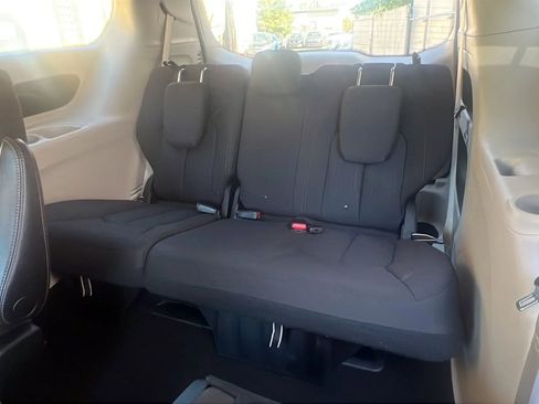 Used 2017 Chrysler Pacifica Touring image 29