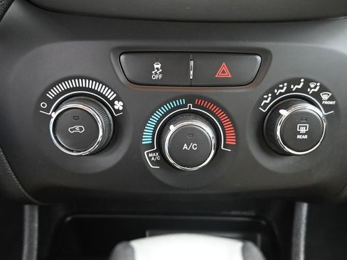 Used 2016 Jeep Cherokee Sport AWD/4WD image 14