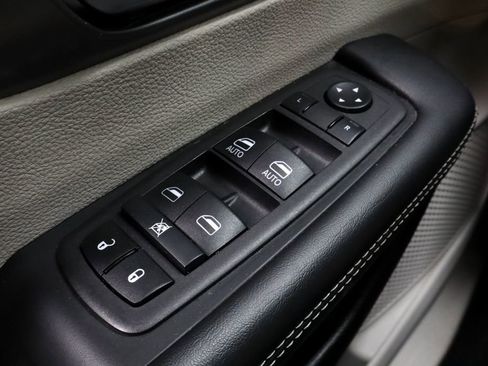 Used 2024 Chrysler Pacifica Touring-L FWD image 25