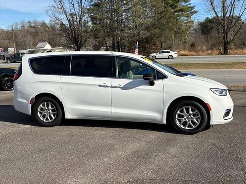 Used 2024 Chrysler Pacifica Touring-L image 3