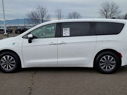 Used 2023 Chrysler Pacifica Touring-L image 5
