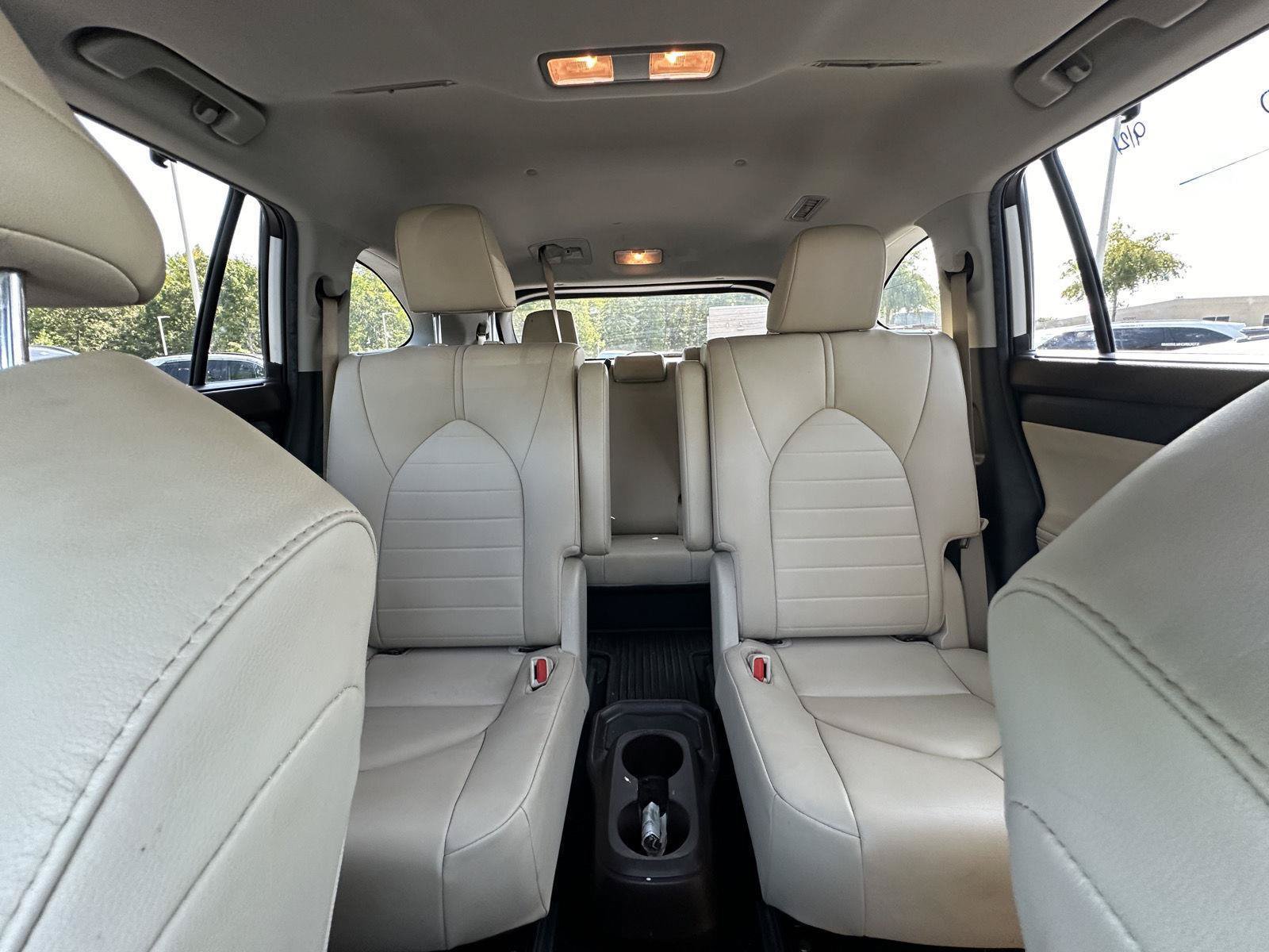 Used 2020 Toyota Highlander XLE AWD/4WD image 58
