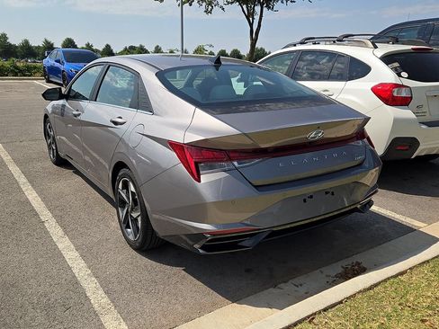 Used 2022 Hyundai Elantra Limited FWD image 2