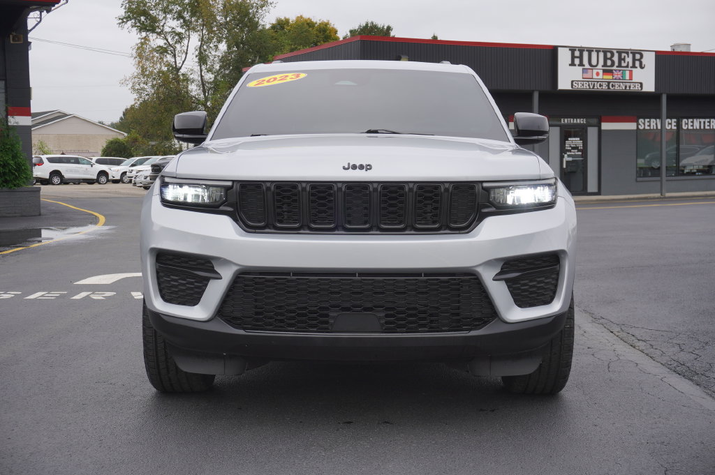 Used 2023 Jeep Grand Cherokee Altitude AWD/4WD image 2