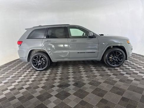 Used 2022 Jeep Grand Cherokee Laredo X AWD/4WD image 4