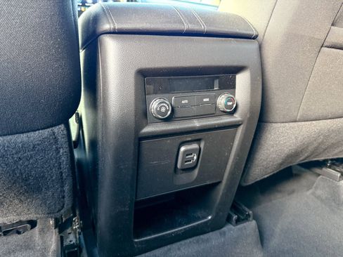 Used 2023 Chevrolet Traverse LT image 32