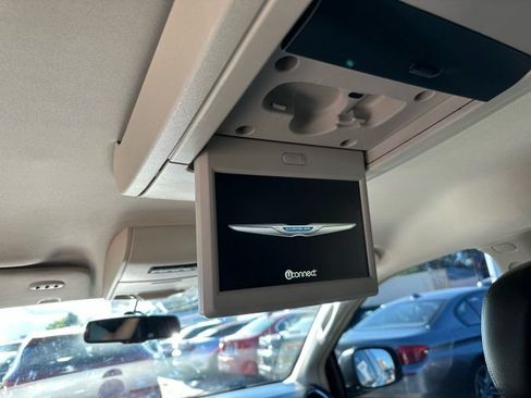 Used 2014 Chrysler Town & Country Touring FWD image 16
