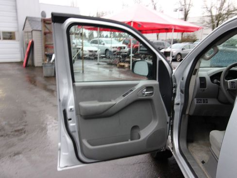 Used 2014 Nissan Frontier SV image 9
