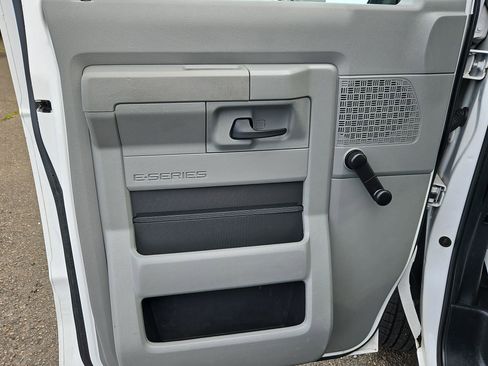 Used 2013 Ford E-150 and Econoline 150 XL image 9