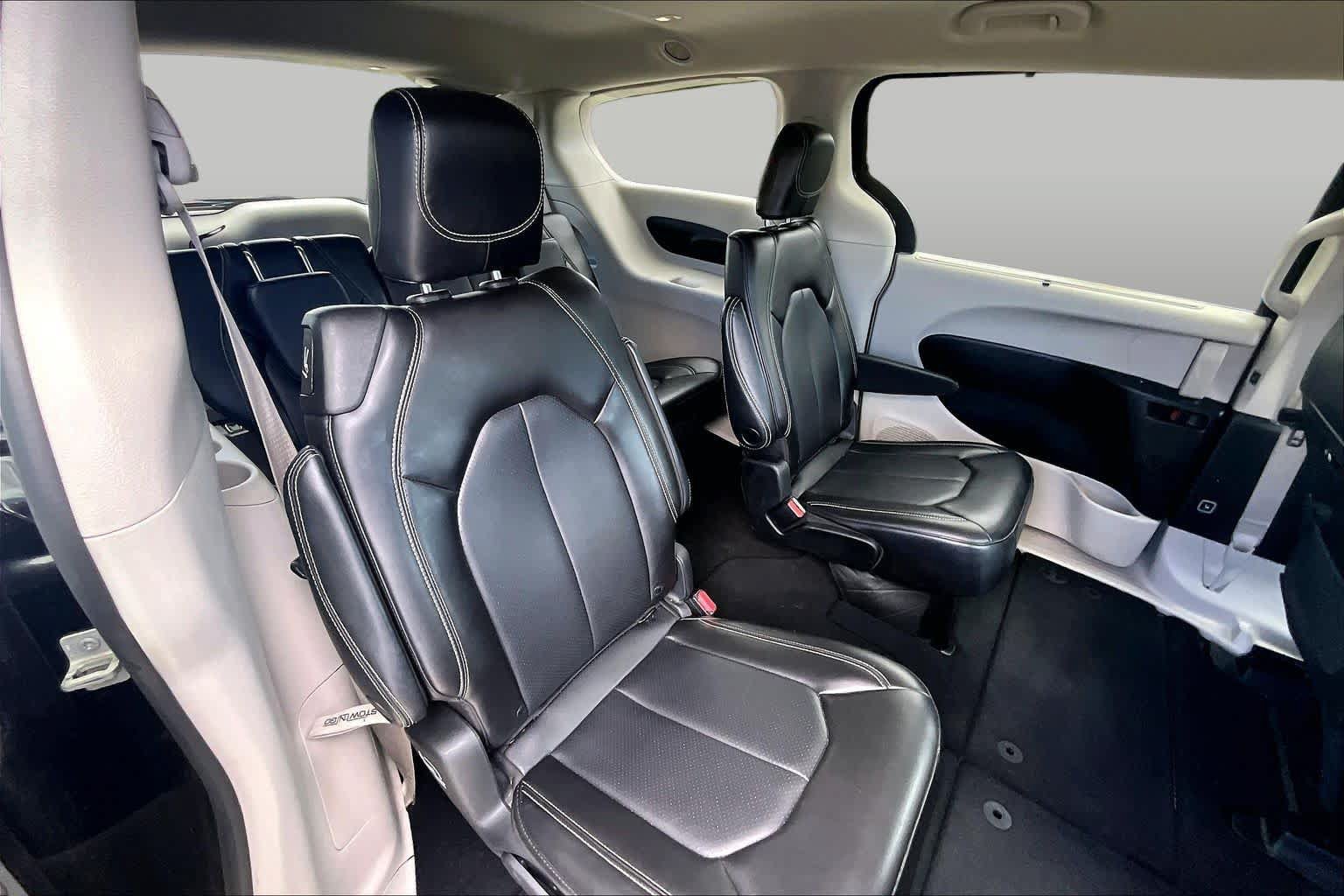 Used 2023 Chrysler Pacifica Touring-L FWD image 19