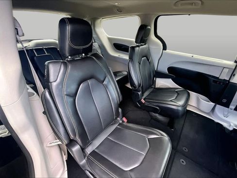 Used 2023 Chrysler Pacifica Touring-L FWD image 19