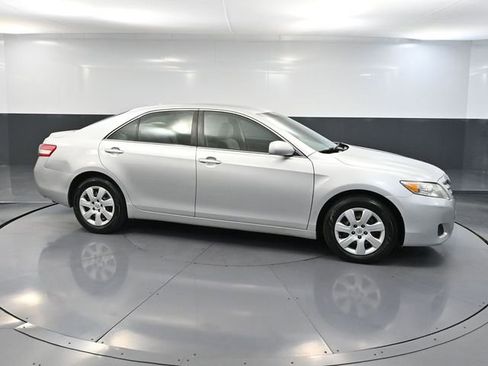 Used 2011 Toyota Camry LE image 3