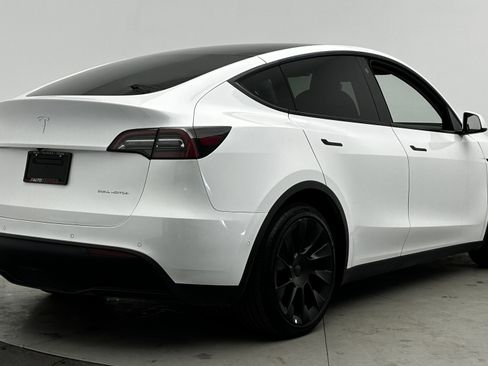 Used 2022 Tesla Model Y Long Range image 7