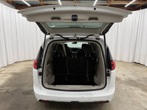 Used 2024 Chrysler Pacifica Touring-L image 24