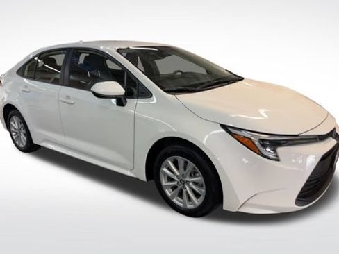 Used 2024 Toyota Corolla LE w/ LE Convenience Package FWD image 2