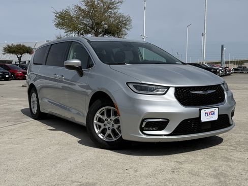 Used 2023 Chrysler Pacifica Touring-L image 2