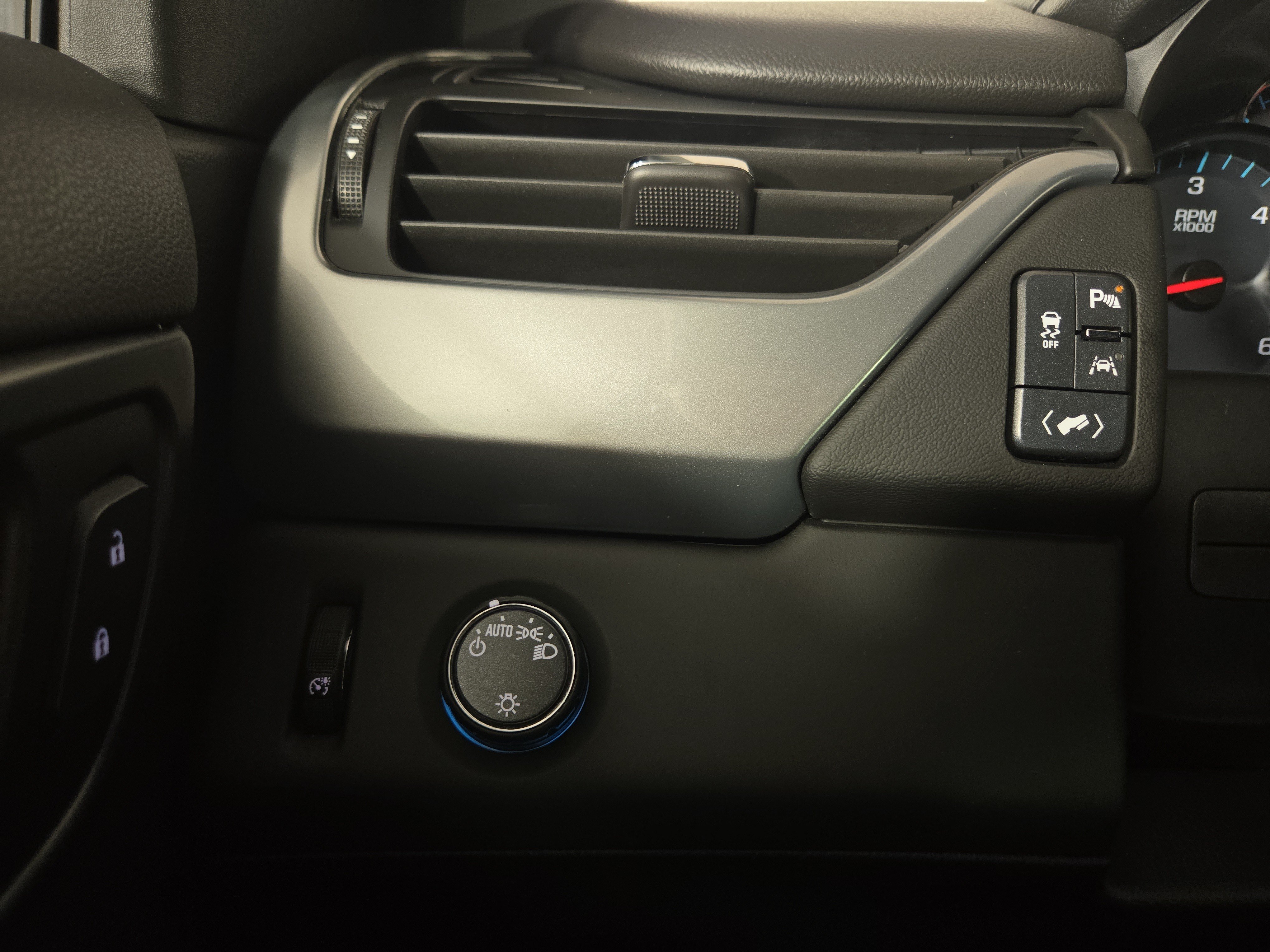 Certified 2019 Chevrolet Suburban LT RWD image 25