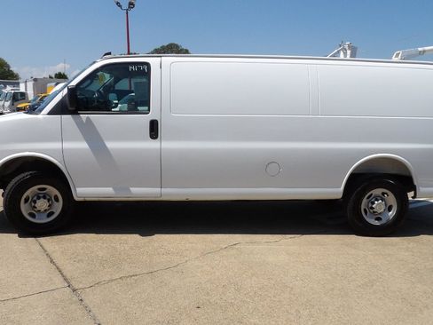 Used 2025 Chevrolet Express 2500 Extended w/ Driver Convenience Package RWD image 5