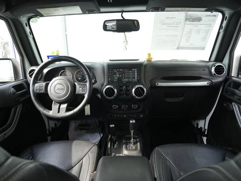 Used 2015 Jeep Wrangler Unlimited Rubicon w/ Connectivity Group AWD/4WD image 33
