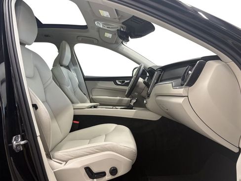 Used 2019 Volvo XC60 T5 Momentum w/ Multimedia Package AWD/4WD image 15