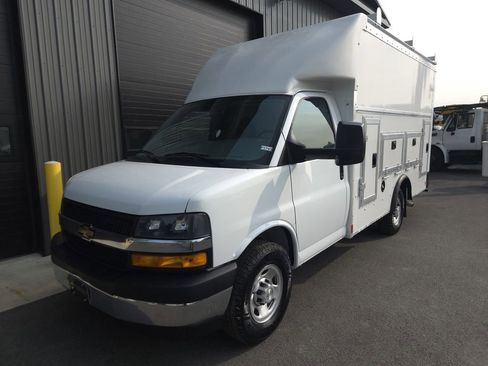 Used 2022 Chevrolet Express 3500 w/ Power Convenience Package image 2