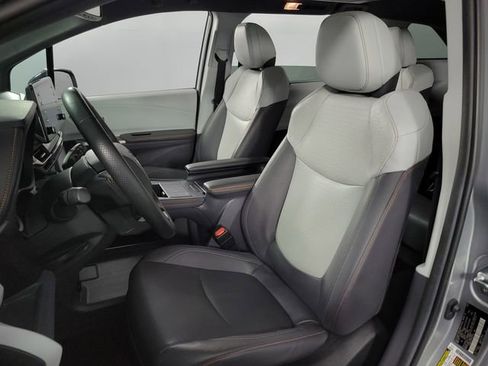 Used 2023 Toyota Sienna XSE w/ XSE Plus Package AWD/4WD image 15