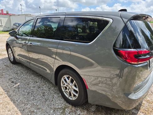 Used 2025 Chrysler Pacifica Select FWD image 2