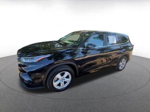 Used 2025 Toyota Highlander LE FWD image 8