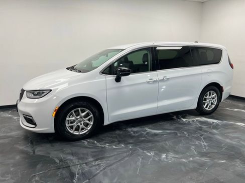 Used 2024 Chrysler Pacifica Touring-L image 22