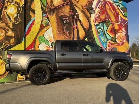 Used 2021 Toyota Tacoma Limited image 2