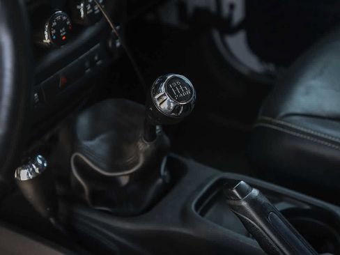 Used 2017 Jeep Wrangler Unlimited Sahara w/ Connectivity Group AWD/4WD image 19