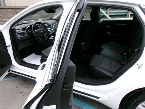 Used 2015 Chevrolet Impala LT w/ Convenience Package image 12