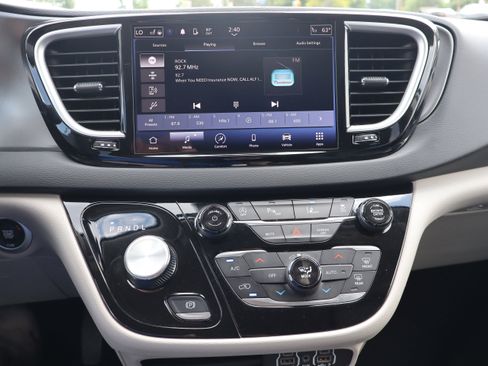 Used 2024 Chrysler Pacifica Touring-L FWD image 19