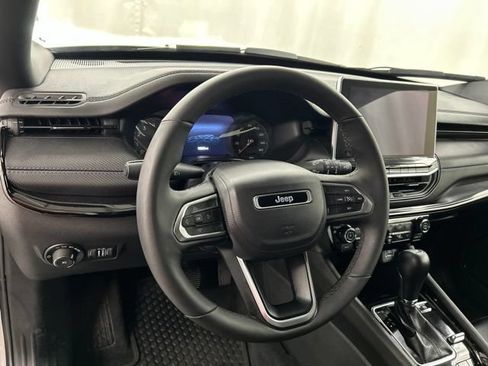 Used 2025 Jeep Compass Latitude w/ Convenience Group AWD/4WD image 8