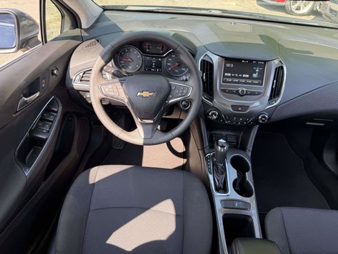 Used 2018 Chevrolet Cruze LT w/ Convenience Package FWD image 13