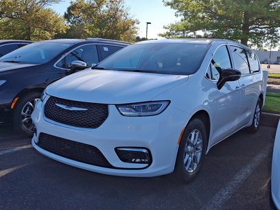 New 2026 Chrysler Pacifica Select